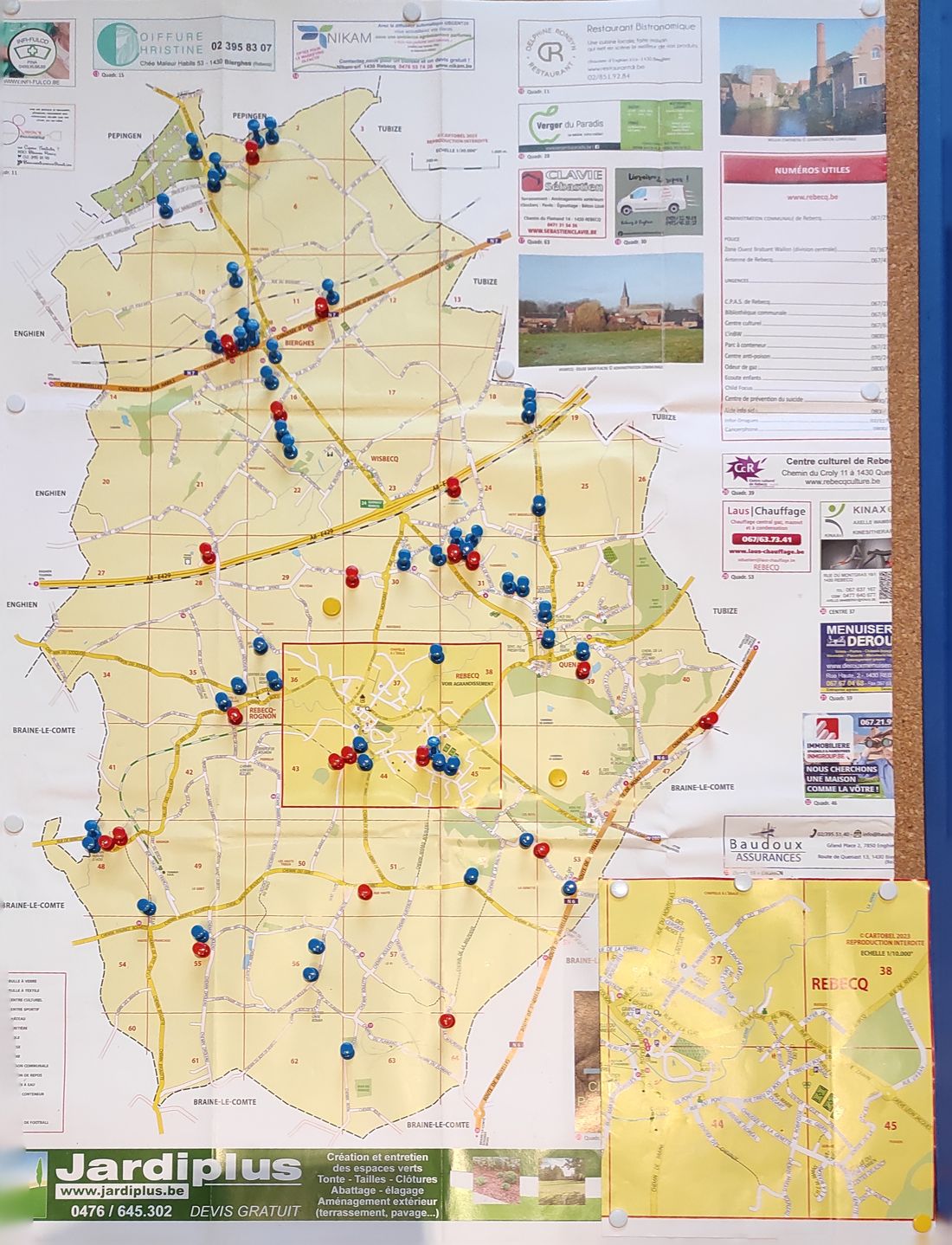 Carte de la commune de Rebecq sur laquelle des punaises rouges marquent les ruches et des punaises bleues les nids détruits en 2025.